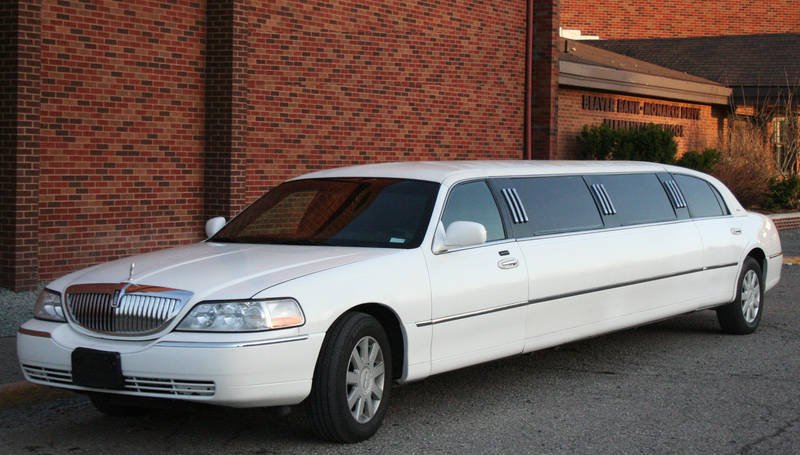 10 passenger town car exterior1